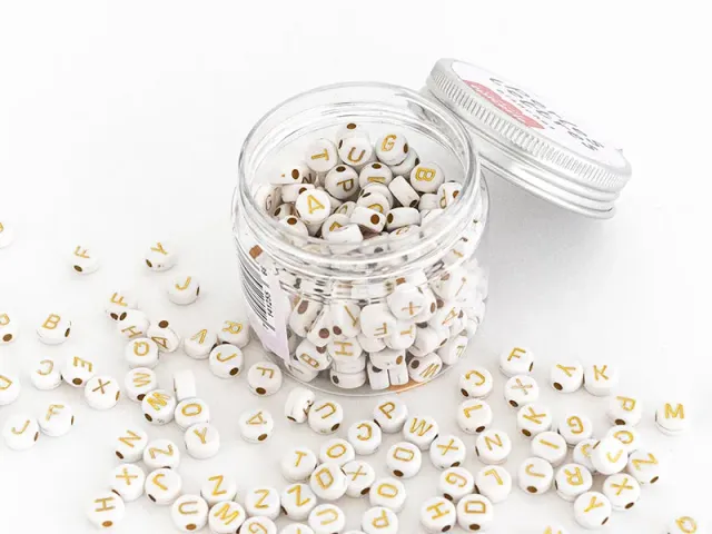 La Petite Epicerie letterkralen wit met goud pot 200 stuks