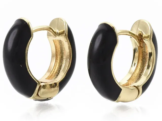 La Petite Epicerie huggie creolen oorbellen zwart emaille 14 mm