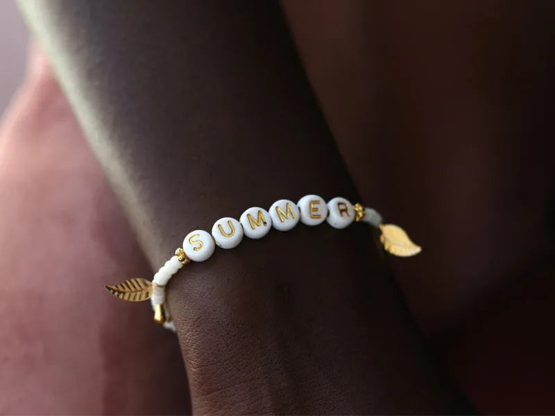 La Petite Epicerie letterkralen Summer wit-goud armband
