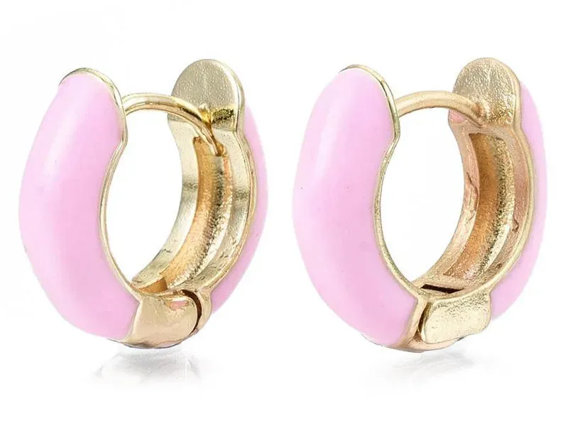 La Petite Epicerie Huggie oorbellen lichtroze emaille verguld