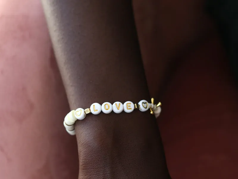 La Petite Epicerie letterkralen Love wit goud voor armband