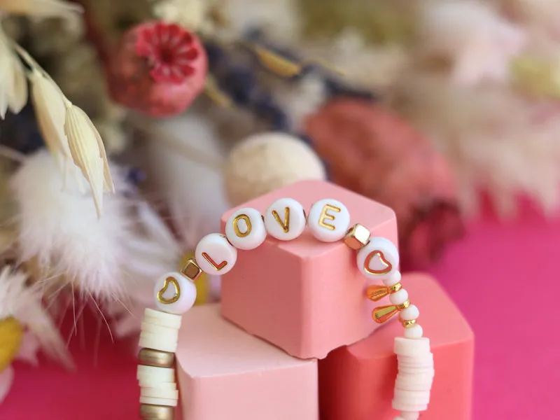 La Petite Epicerie letterkralen Love wit goud voor armband