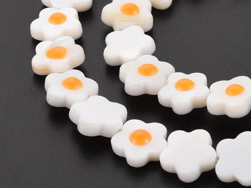La Petite Epicerie schelpkraal bloem geel 11 mm per stuk