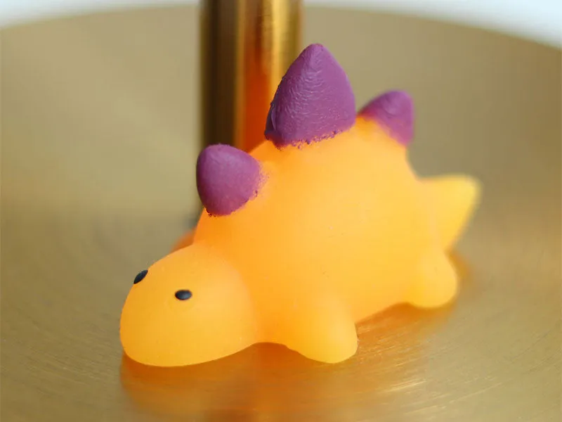La Petite Epicerie Mini Stegosaurus Squishy paars-oranje zacht