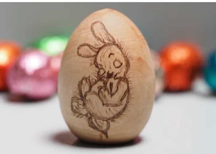 Astrid Brouwers houten paasei staand 4,5 cm