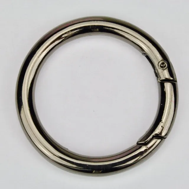 Leather House ring met veer sieraadsluiting 40 mm zwart gunmetal