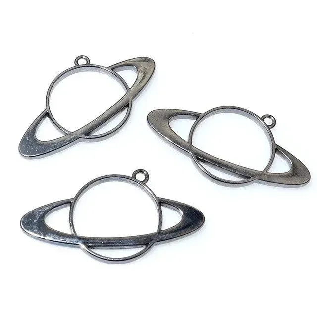 Bijounique Saturnus planeethanger per stuk 57x33 mm