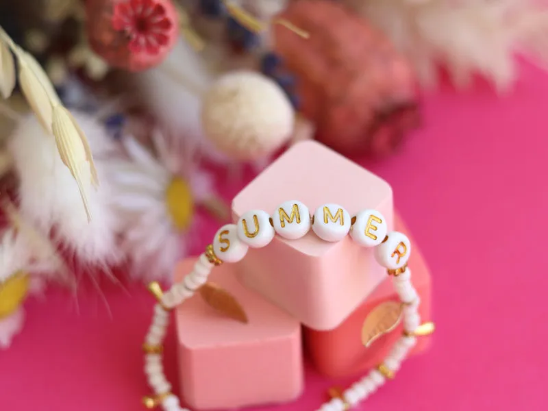 La Petite Epicerie letterkralen Summer wit-goud armband