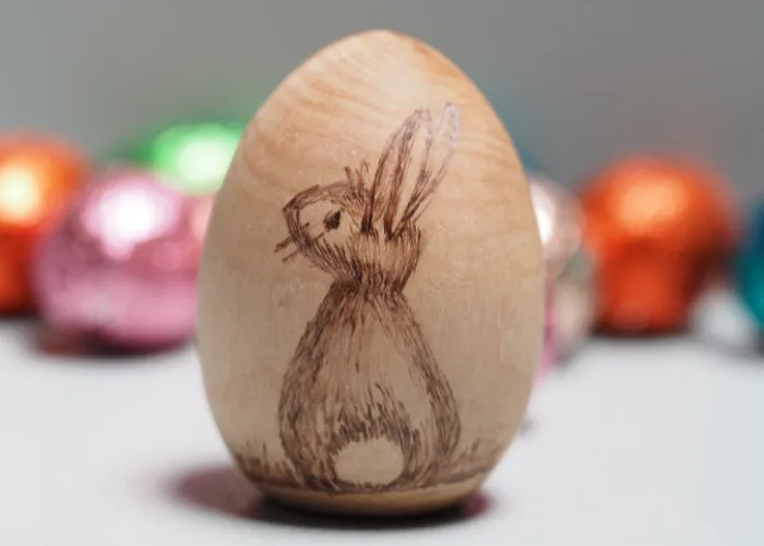 Astrid Brouwers houten paasei staand 4,5 cm