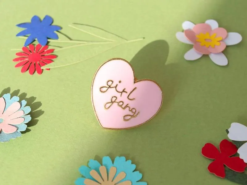 La Petite Epicerie Girl Gang pin broche goud roze 2,5 cm