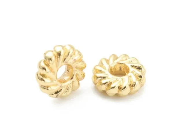 La Petite Epicerie Tussenkralen bloem goud 8 mm 20 stuks