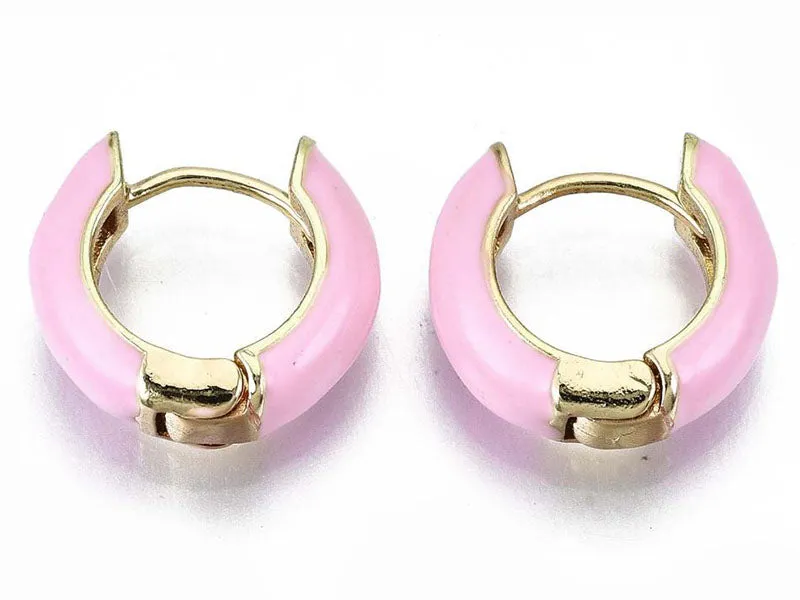 La Petite Epicerie Huggie oorbellen lichtroze emaille verguld
