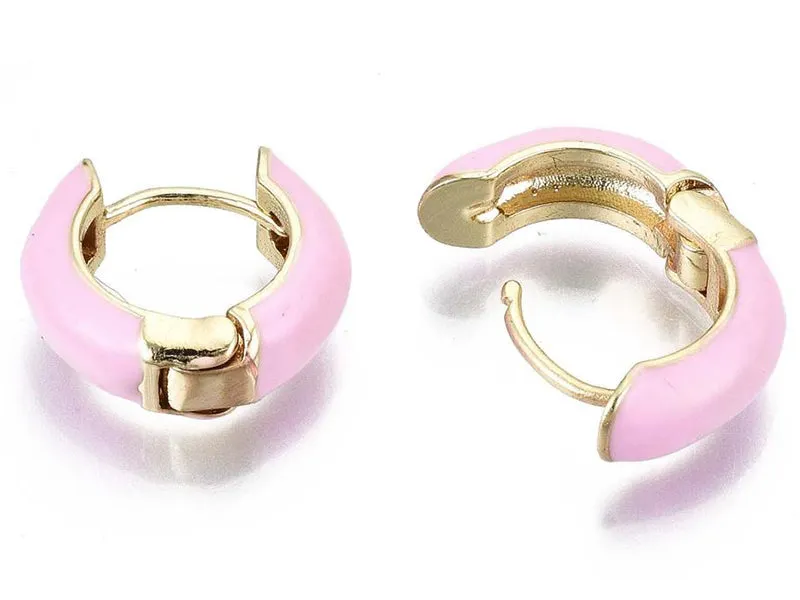 La Petite Epicerie Huggie oorbellen lichtroze emaille verguld