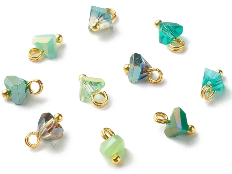 La Petite Epicerie glashangers driehoek groen goud 8x6 mm 10 stuks